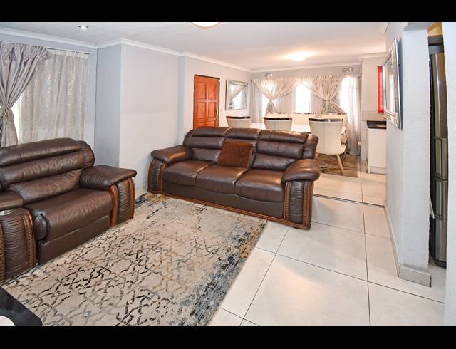 3 BEDROOM HOUSE FOR SALE IN LOMBARDY EAST